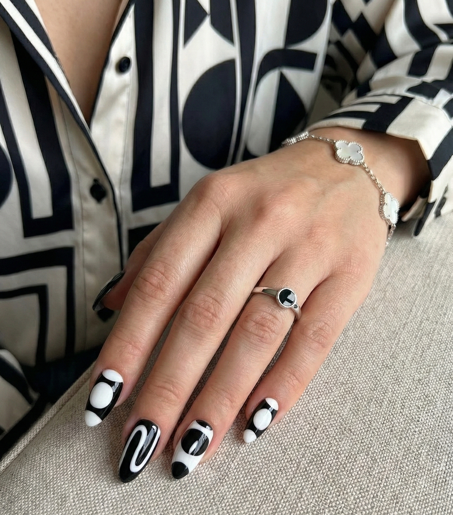 Black & White Abstract Press On Nails - Retro 60s Mod Swirls - Geometric Circle Op Art - Funky Graphic Gel Manicure - Custom Size Set - PN251184