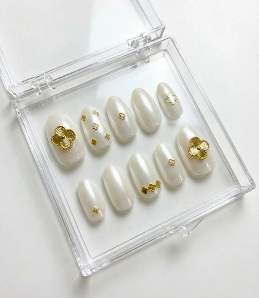 Pearl White Press On Nails with Gold Flower Charm - Handmade Nails - Bridal Wedding Nails - Minimalist Luxury Fake Nails - Custom Size Set - PN251126